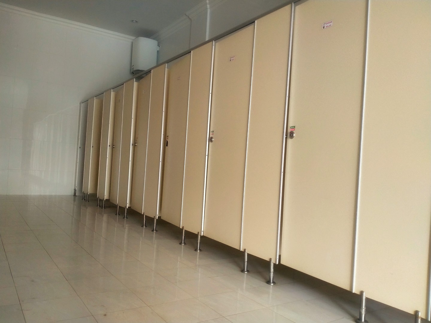 Jak utrzymać w czystości ścianki HPL?