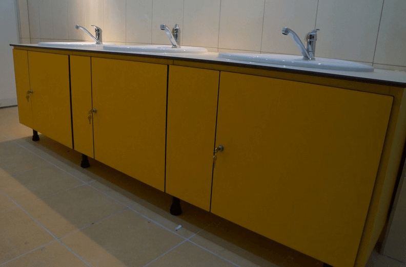 Jakie blaty pod umywalki w toaletach publicznych?