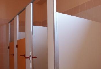 kabiny-przedszkolne-wc-system-sanipol-v20-okucia-nylon-czerwone-drzwi-niskie-scianki-dzialowe-niskie-jpg.jpg
