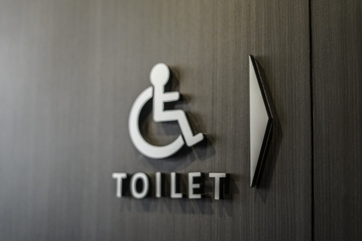 toaleta dla osób niepełnosprawnych